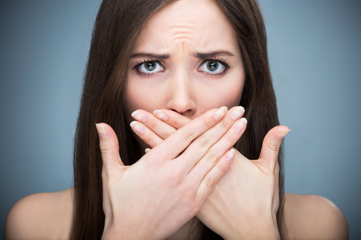 Hầu hết mọi người đều bị hơi thở nặng mùi vào một thời điểm nào đó nhưng khi bị ung thư miệng thì hơi thở không chỉ nặng mùi hơn mà còn xảy ra thường xuyên hơn. (Ảnh: brucemcarthurdentistrylakewood)