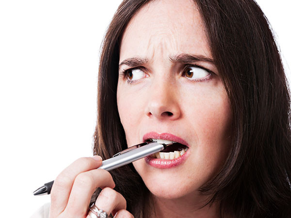 Lây lan vi khuẩn cũng là vấn đề rất lớn đối với những người có thói quen gặm bút viết, nhất là khi không phải bút của mình. Chưa kể thói quen xấu này còn ảnh hưởng đến răng lợi. (Ảnh: Sharecare)