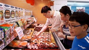 Dạy trẻ trở thành người tiêu dùng thông minh cần nhiều thời gian luyện tập. Hãy thực hiện theo 3 bước: Giải thích về nơi đang đến (chẳng hạn mẹ đến chỗ này vì giá rẻ hơn 10.000 đồng…), đưa cho trẻ một số tiền để trẻ tự mua món đồ bố mẹ yêu cầu, chơi trò chơi bán hàng ngay tại siêu thị bằng cách yêu cầu trẻ tìm món đồ có giá thấp nhất…