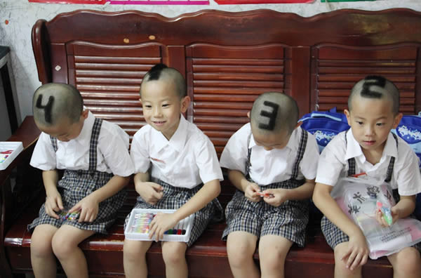 Các bé sinh 4 này hẳn giống nhau quá thể đến khó ai nhận ra sự khác biệt nên đã được đánh số trên đầu cho dễ nhận diện.