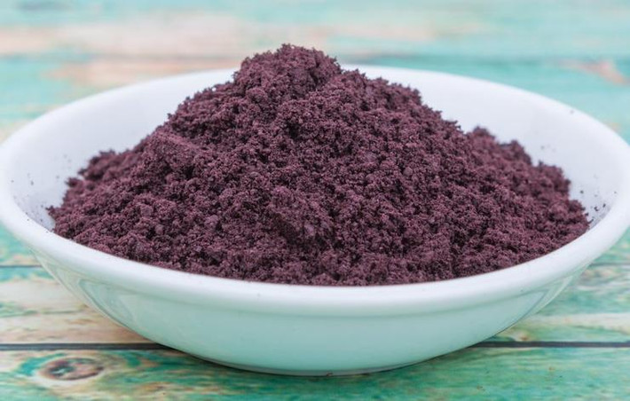 Được làm từ quả acai khô, bột acai có rất nhiều anthocyanin, một chất chống oxy hóa rất có lợi cho sức khỏe để làm giảm viêm sưng, thậm chí còn chống được bệnh tật. Ngoài tác dụng đè bẹp các phân bào gây viêm thì loại bột có vị chua nhẹ này còn cung cấp các axit béo khác rất tốt cho não.