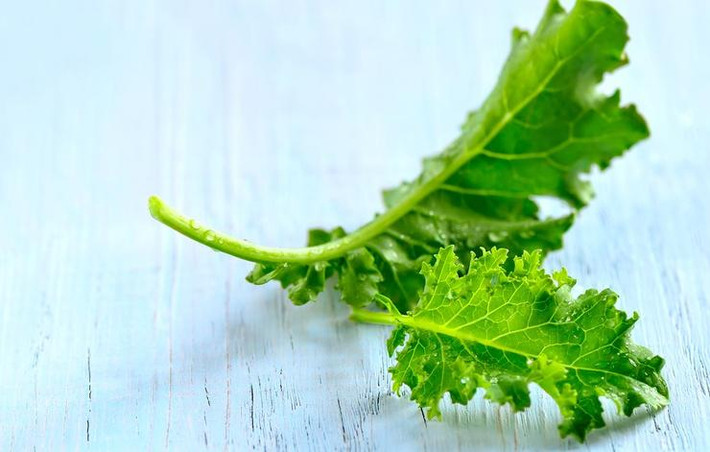 Cải xoăn non có chứa rất nhiều vitamin K, ngăn chặn được quá trình viêm sưng. Cải xoăn non êm hơn cải xoăn già rất nhiều, khi cho vào sinh tố sẽ không còn mùi khó chịu.
