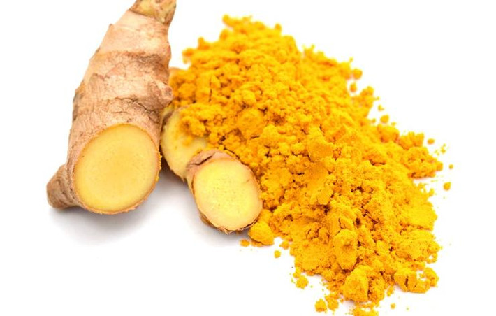 Trong số các thực phẩm chống viêm sưng thì nghệ chính là vàng. Loại gia vị này không chỉ tạo thêm màu sắc, vị ngọt và đắng cho món ăn mà còn chứa nhiều flavonoids, trong đó phải kể đến curcumin, có tác dụng làm giảm histamine và các enzyme dẫn đến viêm sưng. Khoa học đã chứng minh curcumin làm tăng cường chức năng của não, thậm chí còn làm giảm cả chứng viêm khớp. 
