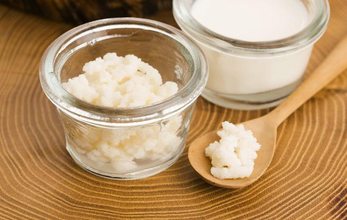 Sữa chua không phải là ngôi sao về probiotic duy nhất trong số các sản phẩm từ sữa. Nấm sữa kefir, một loại đồ uống lên men có vị chua, có tác dụng làm giàu các vi khuẩn có lợi trong cơ thể. Và đương nhiên một hệ tiêu hóa khỏe mạnh sẽ làm giảm viêm sưng.