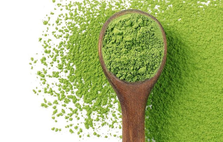 Bột matcha chính là lá trà xanh xay thành bột, không chỉ là nguyên liệu lý tưởng để làm đồ uống mà còn chứa nhiều EGCG hơn 130 lần so với trà xanh. Nghiên cứu cho thấy hiệu quả chống viêm sưng của matcha trên những tế bào miễn dịch và còn có tác dụng cả với những bệnh tự miễn dịch. (Nguồn ảnh: Prevention)