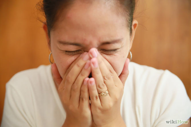 Một cách khác khiến vi khuẩn vi trùng bay tán loạn khắp nơi là lấy tay che miệng khi ho hoặc hắt hơi thay vì phải dùng giấy ăn. Khi vi khuẩn dính lên tay và không được làm sạch, chúng có thể lây lan từ người sang người, dính vào đồ ăn thức uống, thậm chí có thể tăng lên gấp gội trong một số thực phẩm dưới một điều kiện nhất định và gây bệnh. (Ảnh: Wikihow)