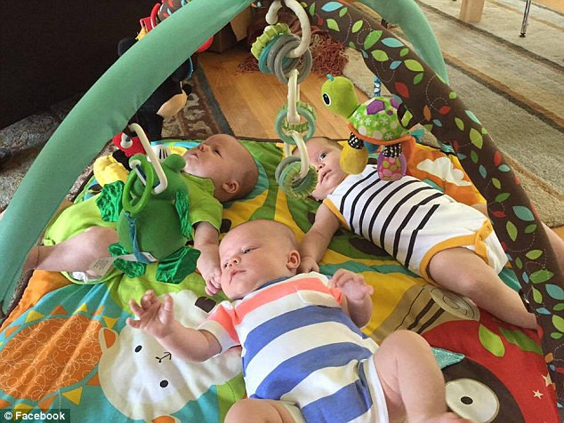 Emmet, tên bé trai, mang ADN của Smeets, còn hai bé gái Harper và Collins mang gien của Justin. Ba bé ra đời từ tháng 6 và hiện đã được 3 tháng.