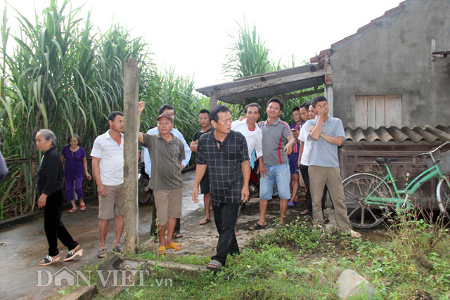Hàng chục người dân, hàng xóm ngóng chờ anh Phan Xuân Phương về từng giây từng phút. Họ liên tục gọi điện cho ông Phan Xuân Linh xem hai cha con về đến đâu rồi.