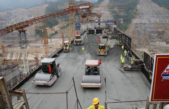 Để hoàn thành thủy điện Lai Châu, các đơn vị đã đào đắp trên 20 triệu m3 đất đá, trộn và đổ hơn 3,4 triệu m3 bêtông, vận chuyển hơn 37.000 tấn thiết bị từ đồng bằng lên miền núi, di dời và tái định cư, định canh cho hơn 2.100 hộ dân trong vùng dự án…