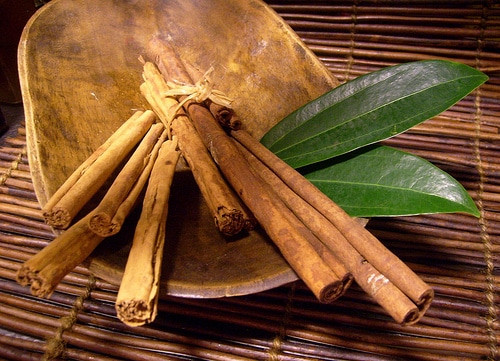 Hầu hết mọi người uống trà Chai vì yêu thích hương vị của nó nhưng một trong nhiều điểm cộng khác mà loại trà này có là kiểm soát ảnh hưởng của đường huyết. Tất cả các thành phần chống oxy hóa có trong trà Chai đều có tác dụng hạ đường huyết và cải thiện hoạt động của insulin trong máu gấp 15 lần, bình ổn lượng glucose.