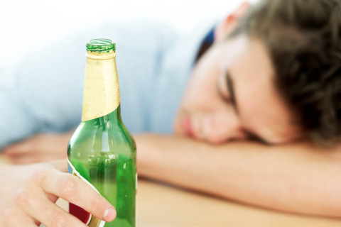 Rượu là kẻ thù của giấc ngủ ngon: Mặc dù rượu có thể khiến bạn đi vào giấc ngủ rất nhanh nhưng bạn sẽ không có được một giấc ngủ ngon. Rượu được trao đổi chất rất nhanh trong cơ thể, vì vậy hiệu quả làm dịu bị mất đi rất nhanh – thường là khoảng 2h sáng – sau đó bạn sẽ tỉnh giấc và cảm thấy rất khó chịu. Nghiên cứu cũng cho thấy rượu làm tăng thời lượng ngủ sâu nhưng làm giảm thời lượng REM, từ đó ảnh hưởng đến khả năng tập trung, kỹ năng lái xe và trí nhớ.
