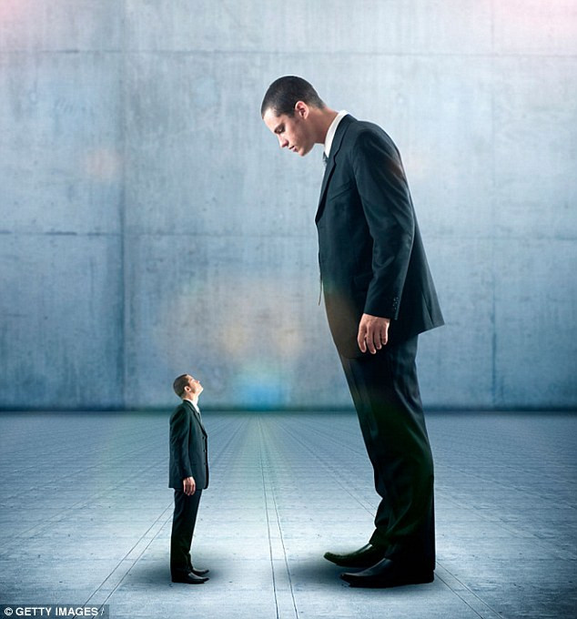 Bạn cao hơn sau khi ngủ dậy: Sự thật về giấc ngủ này đúng với tất cả mọi người. Khi nằm ngang trong một khoảng thời gian, bộ xương, sụn và cơ đều được giãn ra khoảng vài milimet. Vì vậy, trong giờ đầu tiên sau khi thức dậy bạn sẽ thấy mình cao hơn một chút. Trẻ em tăng trưởng chiều cao nhiều nhất trong giấc ngủ sâu vì đây là khoảng thời gian hormone tăng trưởng được sản sinh nhiều nhất.