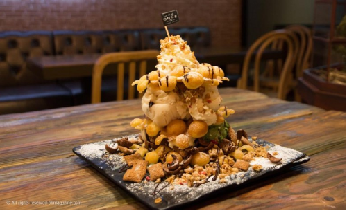 Khó ai có thể rời mắt khỏi món tháp trứng với tận 3 lớp bánh waffle trứng nằm giữa những viên kem như thế này.