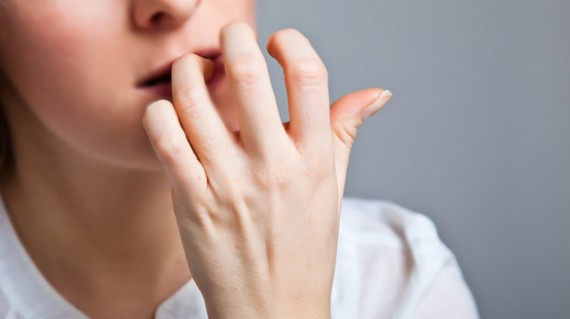 Một số người có thói quen cắn móng tay hoặc nhai vùng da xung quanh móng tay mỗi khi căng thẳng, lo lắng hay buồn chán. Nhưng móng tay và vùng xung quanh là nơi chứa đầy vi khuẩn lây lan vào miệng và chui sâu vào ruột khi ăn uống. Hơn nữa vùng da móng tay khi bị xước lại dễ dàng dính thêm vi khuẩn và nấm men, rất dễ lây sang người khác. (Ảnh: maxcure)