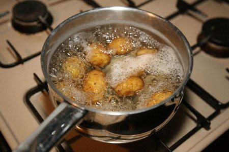 Để khoai tây nướng giòn, cầnluộc khoai trước khi nướng. Lưu ý không luộc khoai tây chín hết mà chỉ luộc cho mềm. Dùng dao cắt gợn sóng cắt khoai tây để tạo ra những gờ nhỏ, khi nướng sẽ giòn hơn rất nhiều so với chỉ cắt bằng dao thẳng.
