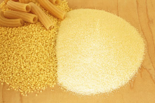 Dùng bột chiên giòn: Có thể rắc thêm một ít bột chiên giòn lên khoai tây để tạo thành một lớp áo giòn bên ngoài khoai tây.