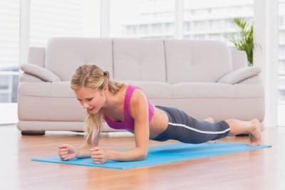 Đo sàn là động tác có nhiều biến thể từ dễ đến khó cho các đối tượng. Đối với những người mới tập có thể chạm đầu gối xuống sàn thay vì phải hoàn toàn để thẳng chân. Đối với những người đã tập lâu thì có thể kết hợp vừa đo sàn vừa nhấc một trong hai chân hoặc tay lên hoặc kết hợp với chống đẩy.