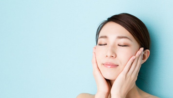 Thành phần chủ yếu khác trong sản phẩm chống lão hóa là chất chống oxy hóa, có tác dụng đẩy nhanh quá trình sửa chữa và làm lành khi làn gia đã luống tuổi. Nhưng tác dụng chống lão hóa chủ yếu của chất chống oxy hóa là phòng ngừa, tức bảo vệ da khỏi ảnh hưởng của các gốc tự do và các yếu tố môi trường như tia UV và chất ô nhiễm. Những chất chống oxy hóa này có nhiều dạng như vitamin C, vitamin E, chiết xuất trà xanh, niacinamide, and resveratrol.