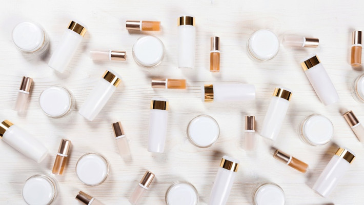 Kem chống lão hóa chiếm phần lớn thị trường các sản phẩm chăm sóc da. Từ serum tới kem dưỡng chống lão hóa, có hàng triệu sản phẩm với đủ mọi cam kết sẽ giúp đảo ngược lại những dấu hiệu lão hóa. Tuy khó tin rằng chỉ bôi kem dưỡng da lên mặt là có hiệu quả nhưng sự thật là chúng có tác dụng. Tuy nhiên, trước khi mua một sản phẩm chống lão hóa này cần cân nhắc những thực tế sau đây.