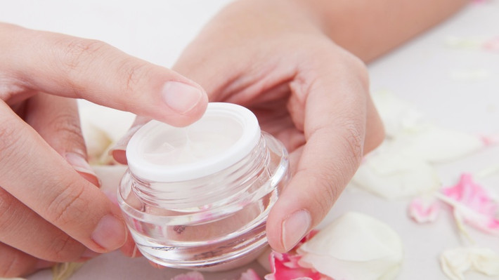 Đắt hay rẻ không quan trọng. Không phải cứ sản phẩm đắt tiền thì hiệu quả sẽ tốt hơn. Một sản phẩm chống lão hóa được coi là tốt khi có những hoạt chất chống lão hóa như retinol hoặc các chất chống oxy hóa, cho dù đó là sản phẩm cao, thấp hay trung cấp.