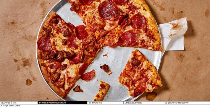 Tử tù Steven Frederick Spears bị buộc tội giết bạn gái và cũng chỉ yêu cầu món bánh pizza cho bữa ăn cuối cùng. Có vẻ như bánh pizza và thịt bò là các món ăn được các phạm nhân yêu thích.