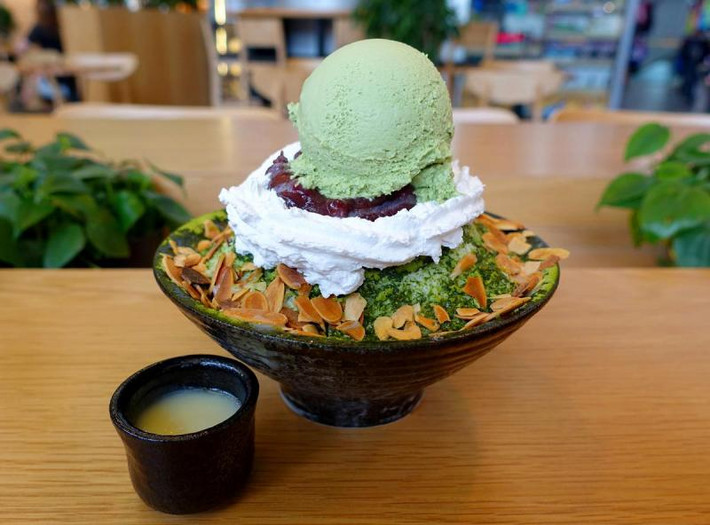 Bingsu là tên gọi của món đá bào phiên bản Hàn Quốc, bên trên có những topper khá ngon như đậu đỏ, sữa đặc, kem tươi, bánh oreo..Nhưng một xu hướng dù hot đến đâu rồi cũng đến lúc thoái trào, đồng nghĩa với sự đi xuống và biến mất rồi đi vào lãng quên của những món ăn dù rất ngon miệng. (Nguồn ảnh: Straighstime)