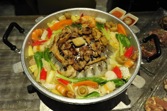 Mookata là sự kết hợp giữa lẩu và nướng, tức một vỉ nướng hình cầu được đặt bên trong nồi lẩu . Nhiều người cho rằng món ăn có nguồn gốc từ Thái Lan khi những người lính chiến dùng mũ sắt để nướng thịt. Món này xuất hiện ở Singapore từ năm 2014 rồi cũng biến mất.
