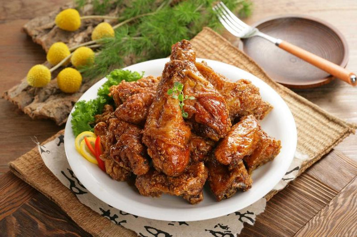 Gà rán Hàn Quốc nổi tiếng bởi lớp da gà vừa mỏng vừa giòn, còn phần thịt bên trong thì mềm. Món ăn này từng gây bão tại Mỹ từ năm 2007 và không lâu sau đó thì có mặt tại Singapore. Sự mới lạ giống như liều dopamine đối với vỏ não khiến món ăn được chú ý. Nhưng khi sự mới lạ không còn nữa thì cũng có nghĩa là món ăn sẽ biến mất.