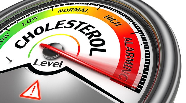 Có nhiều yếu tố dẫn đến cholesterol cao, trong đó có những yếu tố tưởng như vô phạt như cảm lạnh hoặc mệt mỏi. Nhưng lượng cholesterol trong máu tăng lên khi cơ thể phải chiến đấu chống lại các viêm nhiễm vì cholesterol có tác dụng trung hòa các độc tố do các vi khuẩn sản sinh trong máu. Điều này có nghĩa là khi bị viêm thì tổng lượng cholesterol tăng lên nhưng lượng HDL theo đó mà giảm đi.