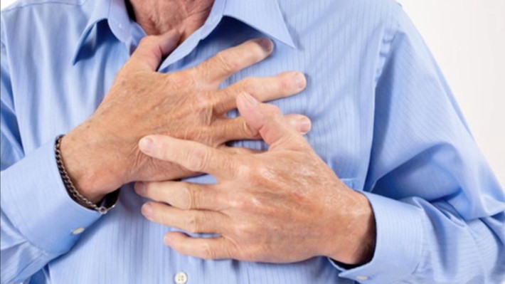Giảm thân nhiệt và bệnh tim: Những người hay bị bệnh ở vành tim có thể sẽ thấy bị đau ngực hoặc không thoải mái hay còn gọi là chứng đau thắt ngực trong thời tiết lạnh. Những người này nên tránh dùng sức hoặc nâng các vật nặng một cách bất ngờ. Khi trời lạnh và cơ thể đủ ấm sẽ gây giảm thân nhiệt, vì vậy nên mặc quần áo nhiều lớp, quàng khăn và đội mũ vì nhiệt cũng có thể thoát qua đầu. Tai cũng là bộ phận dễ bị lạnh nên cũng cần bịt tai.