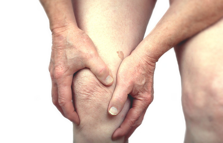 Viêm khớp: Sự thay đổi áp suất không khí đã được chứng minh rằng có ảnh hưởng tới cơ thể. Đối với những người bị bệnh viêm khớp, đau khớp và các bệnh ở cơ bắp thì thay đổi thời tiết khiến cơn đau trở nên khó chịu hơn. Trong thời tiết lạnh nếu tâm trạng không vui và ít vận động thì cũng sẽ khiến bạn cảm thấy đau nhiều hơn, vì vậy tăng cường vận động vào mùa đông là lời khuyên có ích đối với những người bị bệnh viêm khớp. (Ảnh: Discovermag)