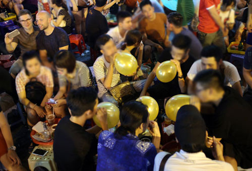 Mới đây, thông tin một cô gái sinh năm 1994 được đưa vào cấp cứu tại Khoa Thần kinh, tại một bệnh viện lớn ở Hà Nội nghi do hít bóng cười sau vài tiếng đồng hồ. Bệnh nhân khi cấp cứu bị co giật, mất ý thức, tay chân không còn cảm giác. Nguyên nhân chính là số lượng khí N2O đưa vào cơ thể liên tục trong thời gian ngắn, thần kinh bị ức chế, áp suất máu lên cao dẫn tới đột quỵ dạng nhẹ. Tuy nhiên, các bác sĩ tại bệnh viện Bạch Mai cho biết, đây là thông tin không chính xác. (Ảnh: Dân việt)