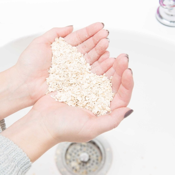 Đối với một vấn đề của làn da trong mùa đông là bị bong tróc, chỉ cần xay yến mạch thành bột rồi cho vào bồn tắm. Yến mạch có tác dụng làm dịu các tổn thương da do mùa đông.