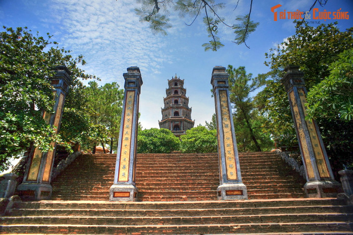 Tài liệu này có đoạn: “Tự dĩ Phụng phật, xã dân giai hữu chi (…). Hữu chung lâu, hữu cổ lâu, quy chế đa hữu hậu viện vi Tăng ni trụ trì sở. Sóc vọng hiến cung niệm Phật tụng kinh. Diệc hữu Tiểu tự, vô Tăng ni, hữu Thủ tự nhất nhân, hương hoa đăng cung lễ, vị chi già lam”. Ảnh: Chùa Thiên Mụ ở Huế.