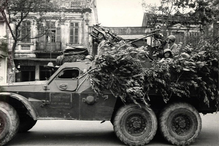Xe bọc thép chở quân BTR-152 của Liên Xô được cải biến thành xe phòng không ở Hà Nội năm 1967. Ảnh: Lee Lockwood.