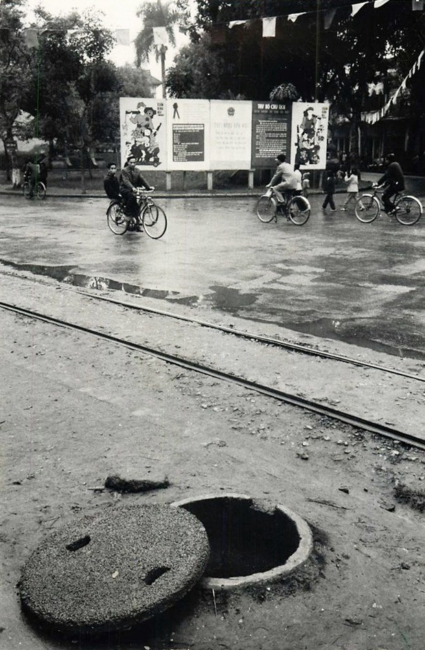 Một hố tránh bom cá nhân nằm cạnh đường tàu điện tại một con đường ở Hà Nội. Ảnh: Lee Lockwood.