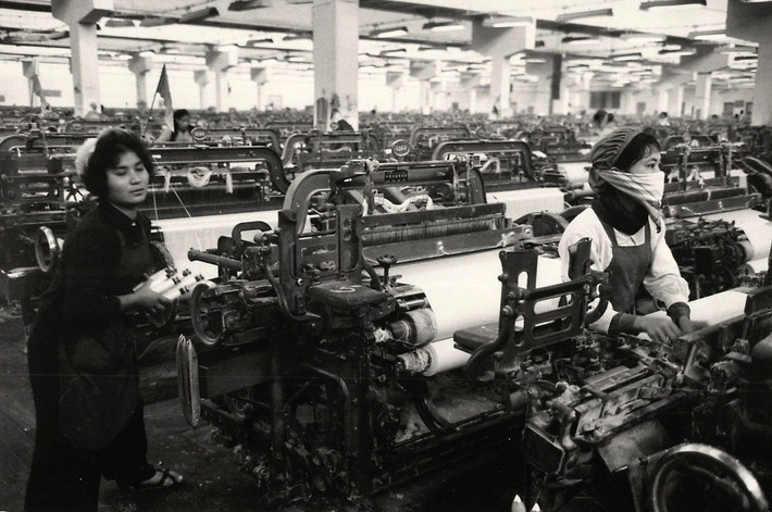 Công nhân trong Nhà máy Dệt 8 Tháng 3, nay là Công ty Dệt 8 Tháng 3, địa chỉ ở số 460 đường Minh Khai, phường Vĩnh Tuy, quận Hai Bà Trưng, TP Hà Nội. Ảnh: Lee Lockwood.