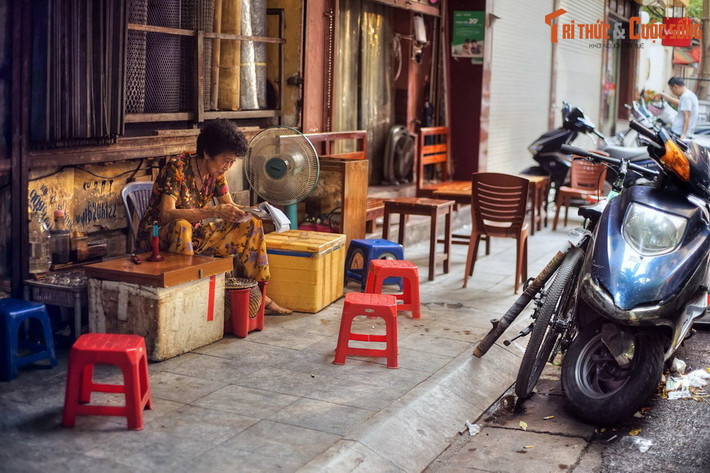 Trong tác phẩm Vũ Trung tùy bút của Phạm Đình Hổ - danh sĩ sống vào giai đoạn cuối thời Lê đầu thời Nguyễn - cho biết cụ thể hơn về điều này: “Kinh thành Thăng Long chia ra 36 phường, mỗi phường đặt một người phường trưởng...". Ảnh: Phố Hàng Bút.