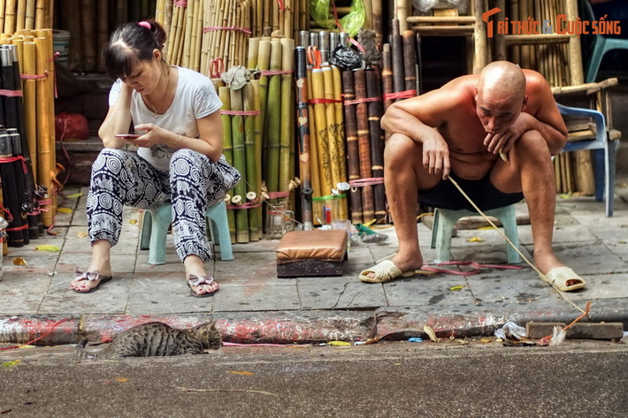 Trải qua thăng trầm của lịch sử, phố phường Hà Nội đã thay đổi rất nhiều về tên gọi, số lượng cũng như diện tích, nhưng một số vẫn giữ nguyên tên xưa như cách đây nhiều thế kỷ. Đây là một di sản quý mà người Hà Nội thời nay cũng như sau này cần trân trọng, gìn giữ... Ảnh: Phố Hàng Vải.