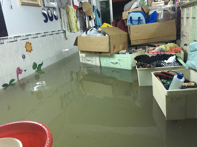 Nhiều ngôi nhà ở quận Bình Thạnh bị nước tràn vào nhà, làm hỏng đồ đạc.