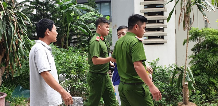 Hưng "kính" ngoái nhìn lại phía sau như đang tìm ai đó.