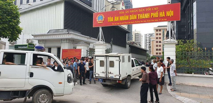Tại phiên xét xử sáng ngày 11/7, hội đồng xét xử gồm 3 người, chủ tọa là thẩm phán Mai Văn Quang. Giữ quyền công tố tại tòa là kiểm sát viên Lê Tuấn Anh (Viện KSND TP Hà Nội). Có 9 luật sư tham gia phiên tòa, bào chữa cho các bị cáo, và bảo vệ quyền và lợi ích hợp pháp của các bị hại.