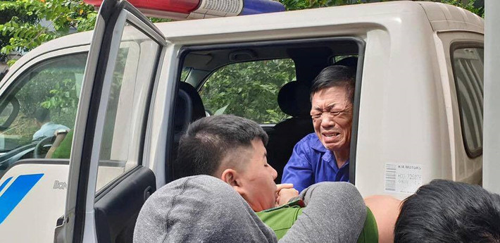 Trùm bảo kê chợ Long Biên - Hưng "kính" mếu máo khi gặp lại người thân.