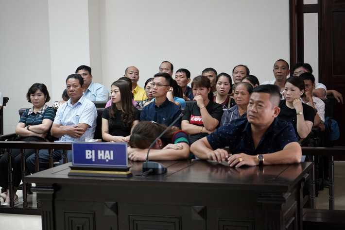 Theo Chủ tọa phiên tòa - thẩm phán Mai Văn Quang, với tính chất mức độ hành vi phạm tội của các bị cáo cần phải xử lý nghiêm để răn đe. Trong đó, bị cáo Nguyễn Kim Hưng giữ vai trò chính trong vụ án cần phải xử bị cáo mức án nghiêm khắc nhất trong số các bị cáo. Ảnh: Bị hại khóc nức nở tại tòa.