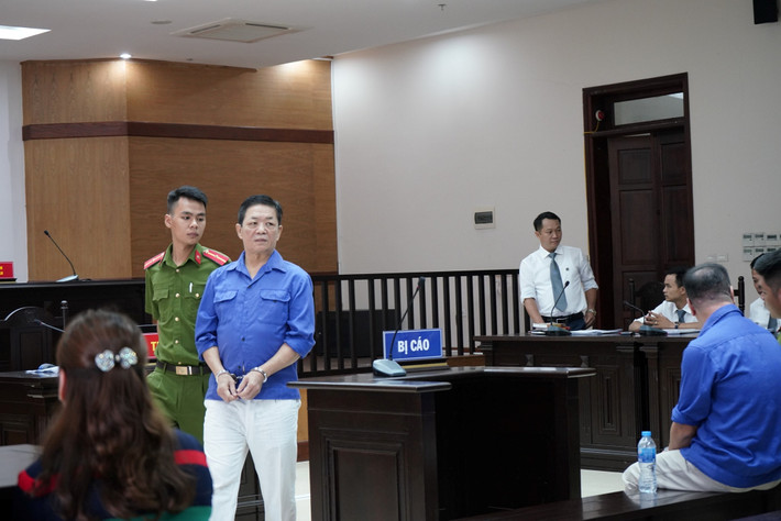 HĐXX đã tuyên phạt bị cáo Nguyễn Kim Hưng 48 tháng tù. Bị cáo Nguyễn Hữu Tiến (tức "Tiến Hói", 49 tuổi) lĩnh 36 tháng tù. Bị cáo Lê Thanh Hải (tức "Hải Gió", 56 tuổi), Nguyễn Mạnh Long (tức "Long Cao", 57 tuổi) và Dương Quốc Vương (tứ "Vương Lợn", 51 tuổi) cùng nhận mức án 42 tháng tù.