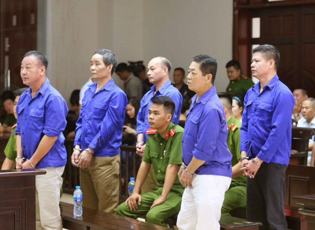 Ngày 26/7, Tòa án Nhân dân TP Hà Nội đã tuyên án đối với bị cáo Nguyễn Kim Hưng (tức Hưng "kính") và 4 đàn em gồm Nguyễn Hữu Tiến, Lê Thanh Hải, Nguyễn Mạnh Long, Dương Quốc Vương ra xét xử trong vụ án Cưỡng đoạt tài sản của tiểu thương chợ Long Biên.