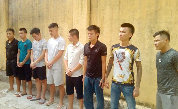 Đối với các tiểu thương đến thu mua sò, ngao tại bến thuyền trên địa bàn phường Quảng Châu, Long ép buộc các tiểu thương và lái xe phải nộp 1.000 đồng/kg. Nếu ai không nghe theo sẽ bị bọn chúng tìm cách gây sự, hành hung.