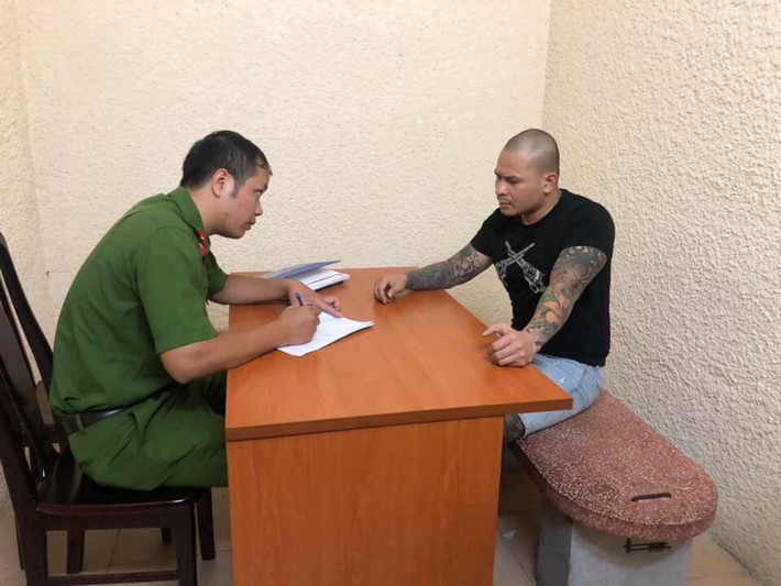Ngoài ra, công an cũng tạm giữ 4 đối tượng khác gồm: Nguyễn Đức Nhân (trú tại quận Long Biên, TP Hà Nội); Đỗ Văn Thịnh; Nguyễn Văn Huy (trú tại quận Nam Từ Liêm, TP Hà Nội) và Nguyễn Xuân Linh (trú tại TP Vinh, tỉnh Nghệ An).