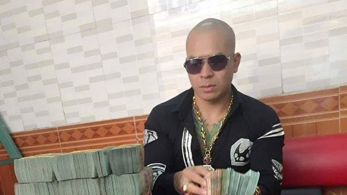 Quang có quan hệ thân thiết với nhóm Nguyễn Văn Dũng (tức Dũng “trọc”), Bùi Xuân Huấn (tức Huấn “hoa hồng”), Ngô Bá Khá (tức Khá “bảnh”)... Các đối tượng này thường xuyên lên mạng xã hội livestream những hình ảnh xăm trổ, đầu trọc, đeo kính đen, đeo dây chuyền, nhẫn to, khoe tiền... gây ảnh hưởng xấu trong xã hội, nhất là với giới trẻ.