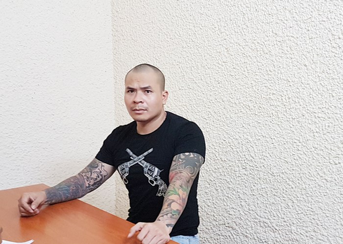Đầu tháng 4/2019, Nhân đã quy tụ các đàn em và gọi đối tượng Quang “Rambo” để đi đòi nợ. Trong đó, Nhân cùng các đối tượng trong nhóm của Nhân là Nguyễn Văn Huy, Nguyễn Xuân Linh, Nguyễn Văn Khánh (Trú tại Sóc Sơn, Hà Nội)... cùng nhóm Quang “Rambo”; Dũng “râu” và một số đối tượng khác nhiều lần đến Công ty trên địa bàn Hà Đông, Hà Nội tìm gặp giám đốc để đòi tiền nợ.